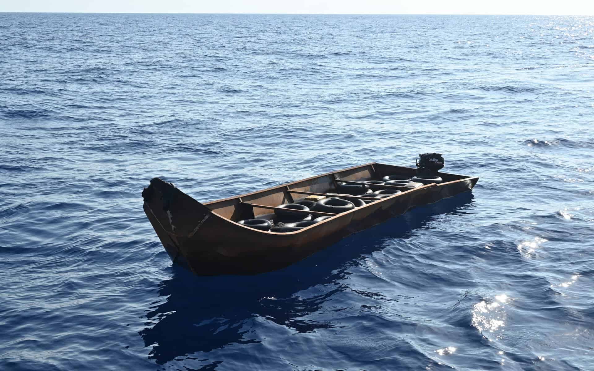 Leeres Metallboot auf offenen Meer gefüllt mit Rettungsringen