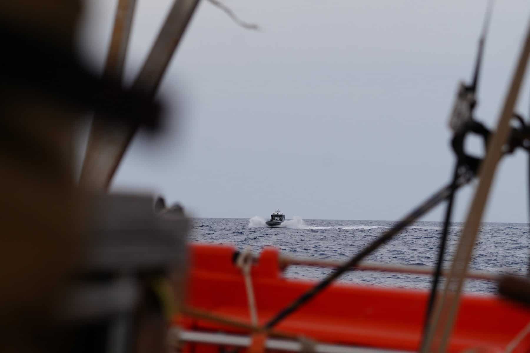 schwarzes Boot (RHIB) fährt mit hoher Geschwindigkeit auf die NADIR zu