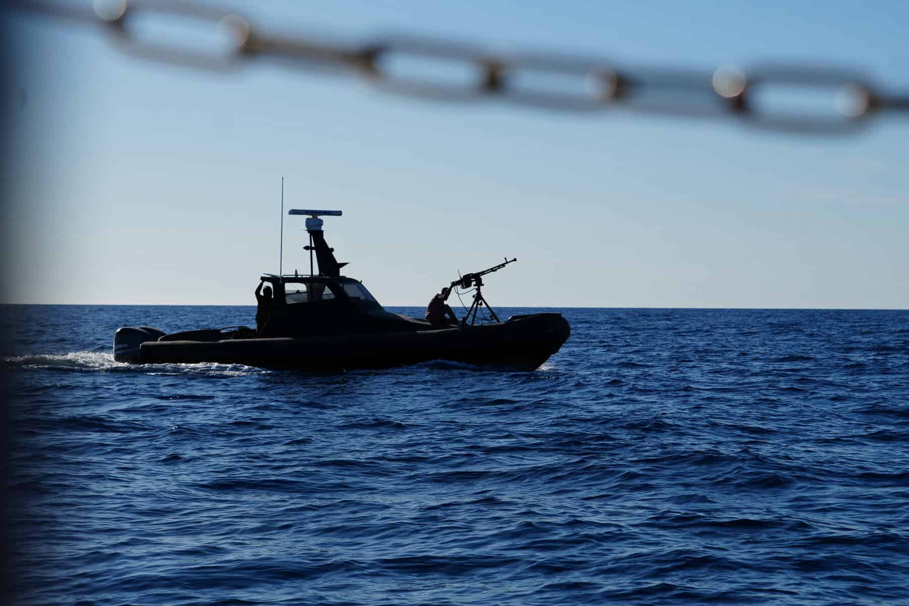 Schnellboot der sogenannten libyschen Küstenwache auf offener See mit Gischtspur.