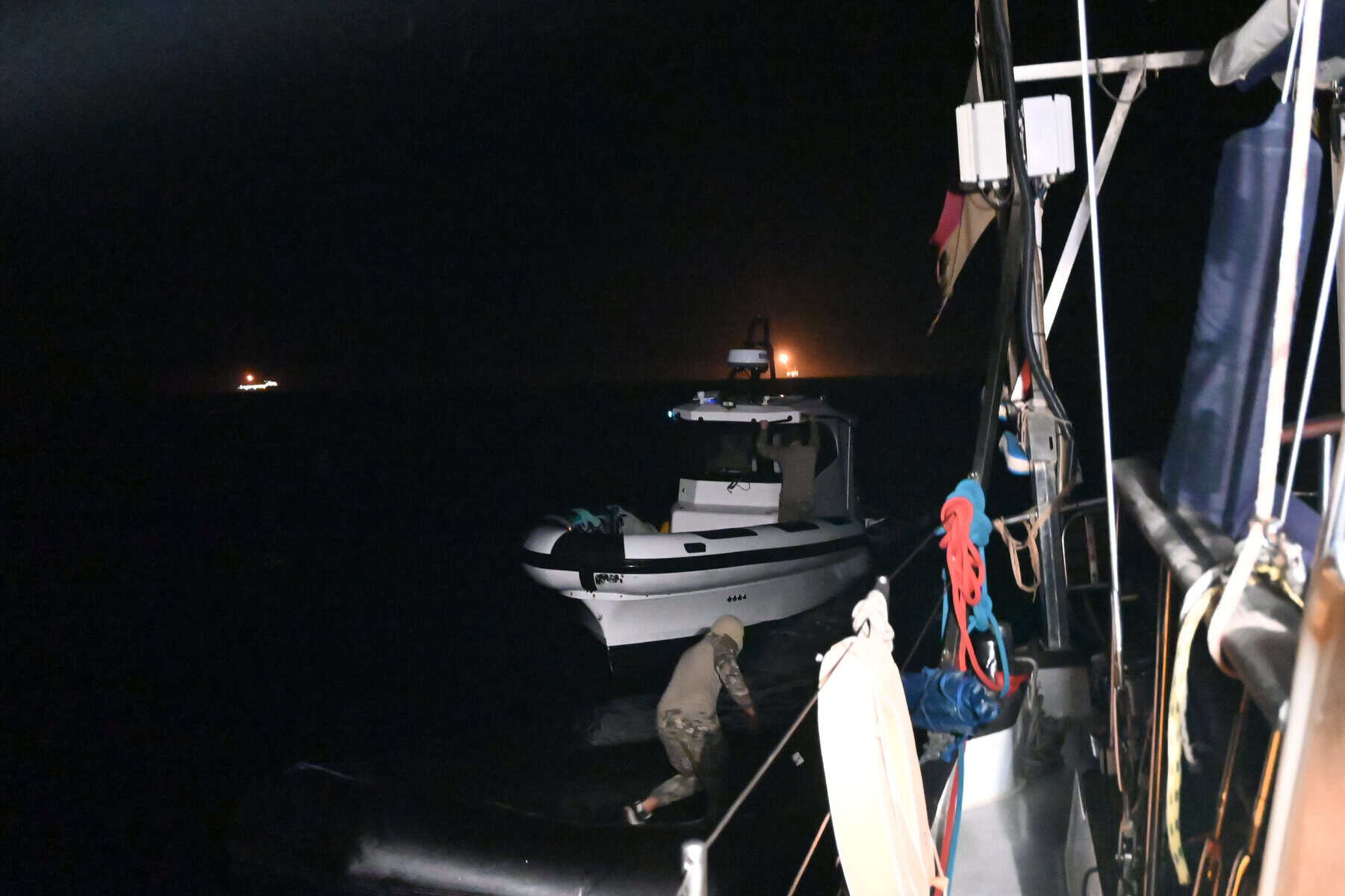 RESQSHIP Rettungsmission eines Schlauchboots bei Nacht