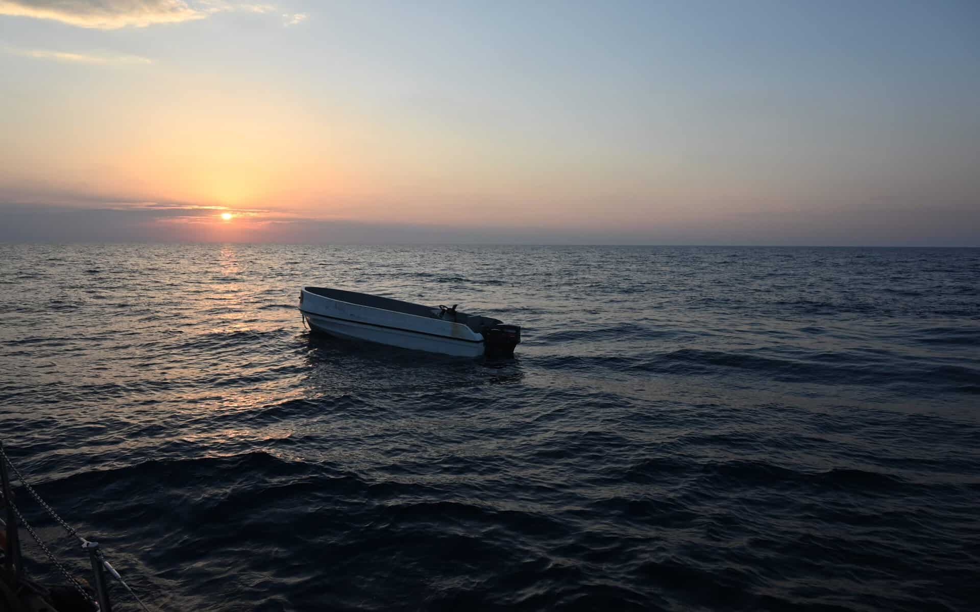 Menschen auf der Flucht gehen von Board in Lampedusa