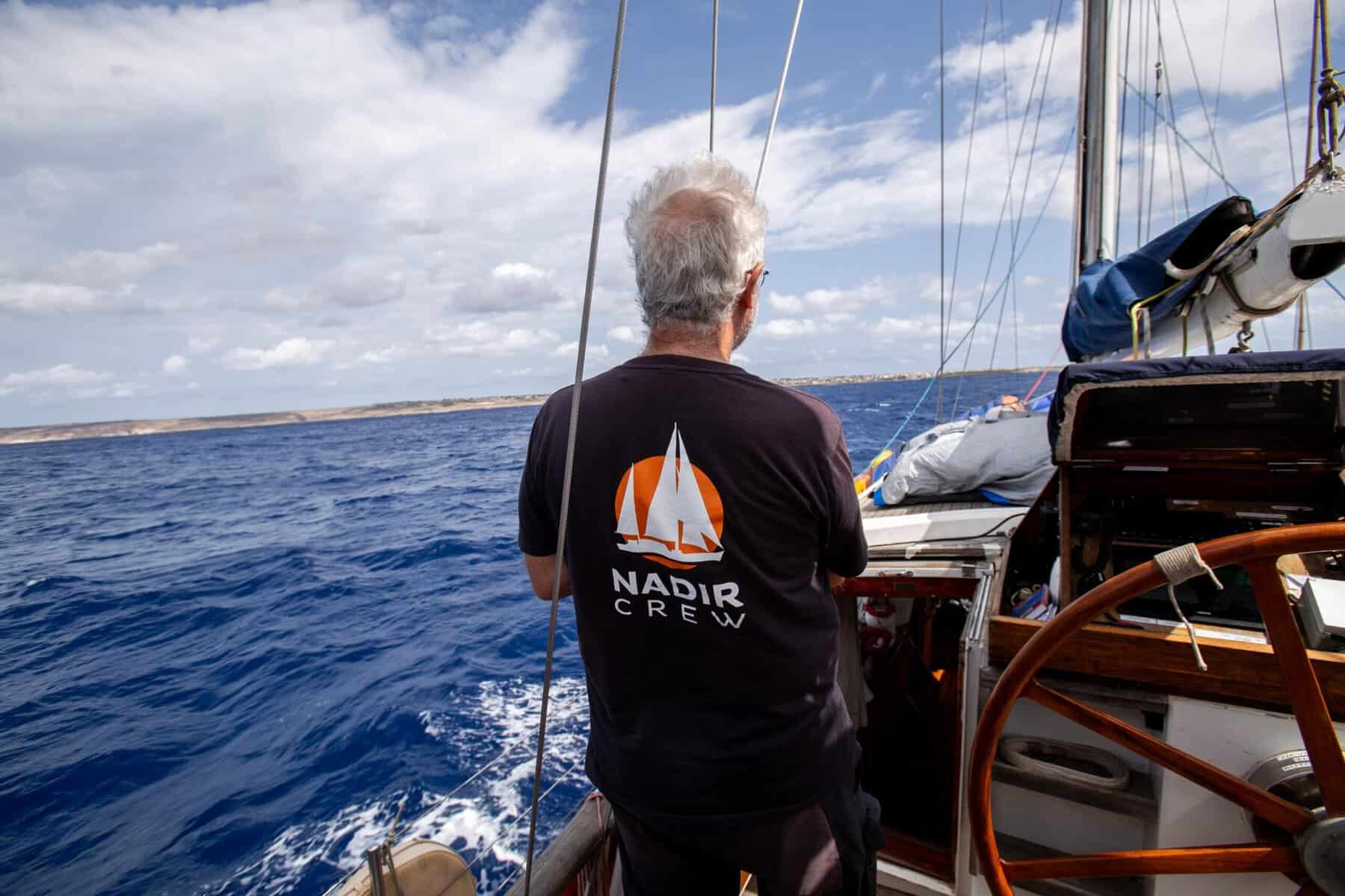 Crewmitglied auf NADIR mit Blick auf das Meer
