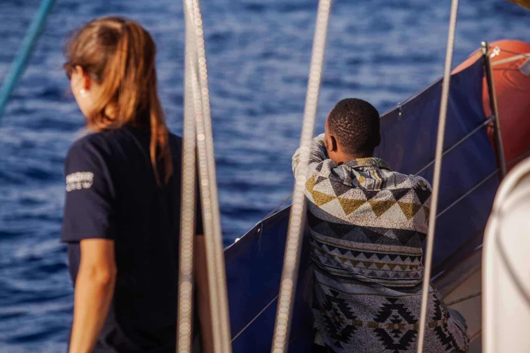 Zwei Personen auf der NADIR mit Blick auf das Meer