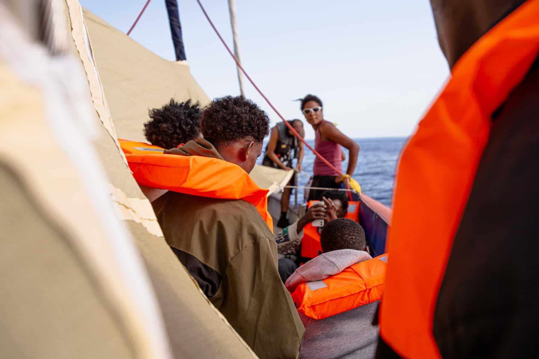 Menschen auf der Flucht an Bord der NADIR